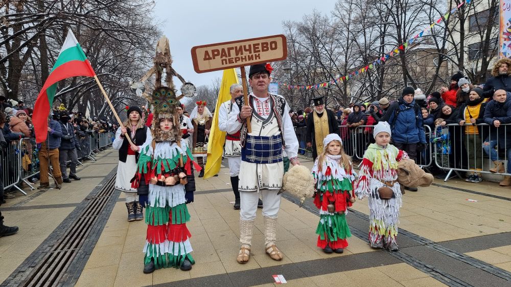 Международният фестивал в Перник e най-авторитетната в България и Европа изява на традиционни народни игри и обичаи с маски. Той популяризира достигнали до днес варианти на древна обредност, част от българската фолклорна традиция. Ежегодно във фестивалната надпревара участват хиляди носители на традицията от всички етнографски райони на България, а също и гости от чужбина.