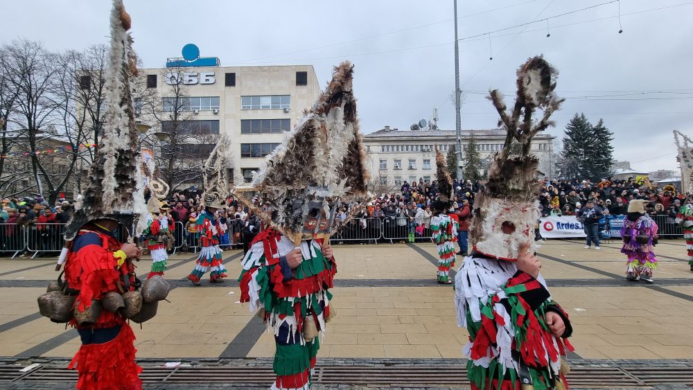 Международният фестивал в Перник e най-авторитетната в България и Европа изява на традиционни народни игри и обичаи с маски. Той популяризира достигнали до днес варианти на древна обредност, част от българската фолклорна традиция. Ежегодно във фестивалната надпревара участват хиляди носители на традицията от всички етнографски райони на България, а също и гости от чужбина.