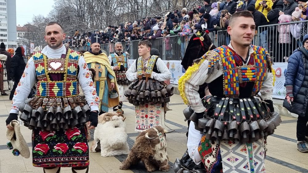 Международният фестивал в Перник e най-авторитетната в България и Европа изява на традиционни народни игри и обичаи с маски. Той популяризира достигнали до днес варианти на древна обредност, част от българската фолклорна традиция. Ежегодно във фестивалната надпревара участват хиляди носители на традицията от всички етнографски райони на България, а също и гости от чужбина.