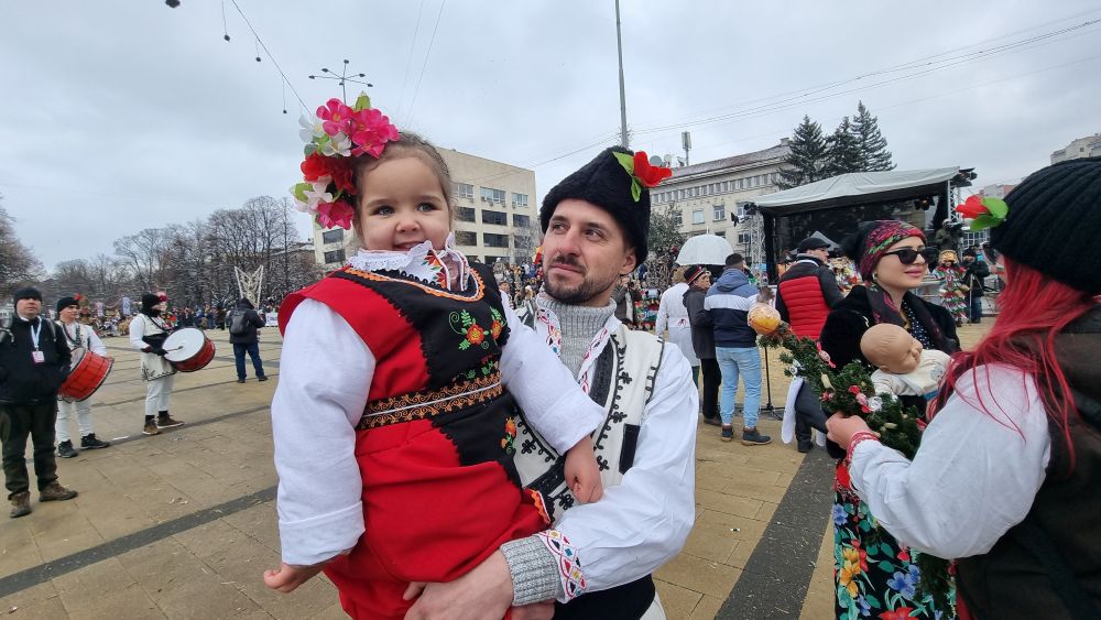 Международният фестивал в Перник e най-авторитетната в България и Европа изява на традиционни народни игри и обичаи с маски. Той популяризира достигнали до днес варианти на древна обредност, част от българската фолклорна традиция. Ежегодно във фестивалната надпревара участват хиляди носители на традицията от всички етнографски райони на България, а също и гости от чужбина.