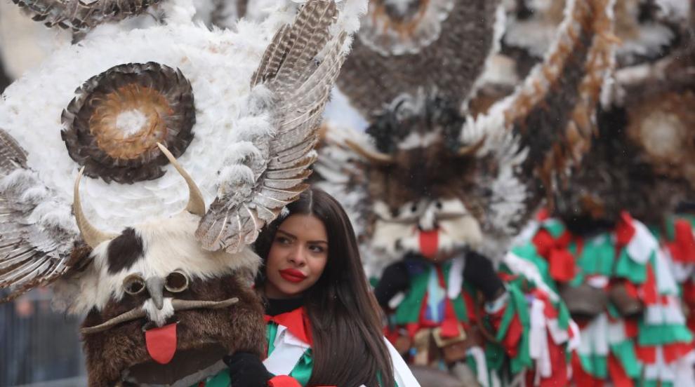 Кукери, бабугери и джамалари: Рекорден брой участници дефилират на „Сурва“ 2023 г. (СНИМКИ)