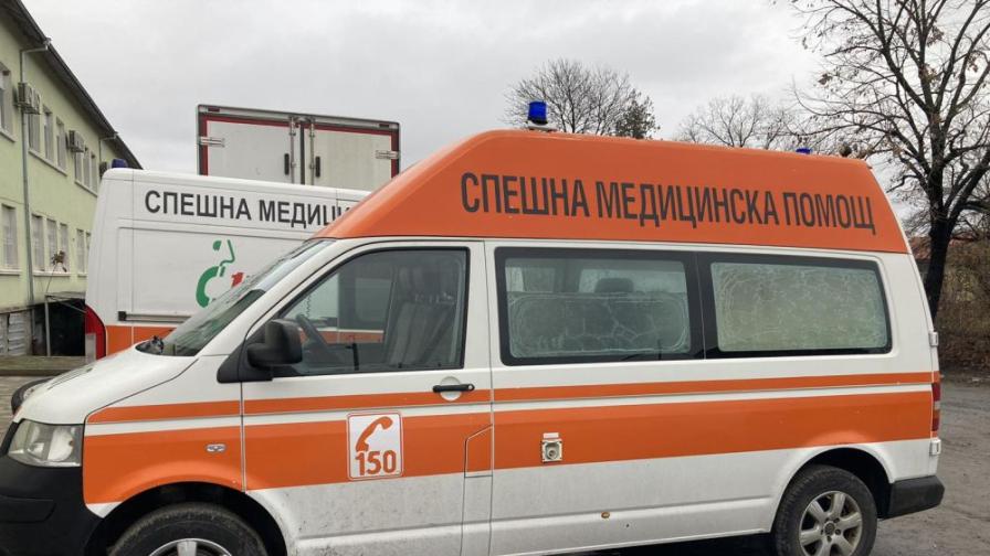 Мъж падна от петметрова козирка във Враца, с опасност за живота е