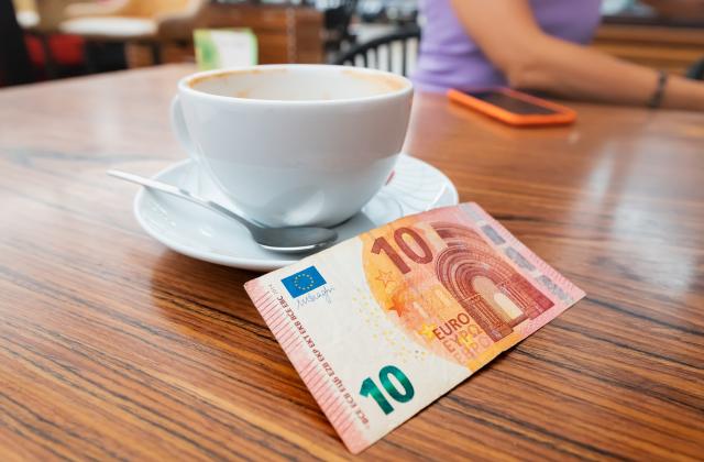 Какъв бакшиш трябва да дадете, когато пътувате в чужбина? Отговорът