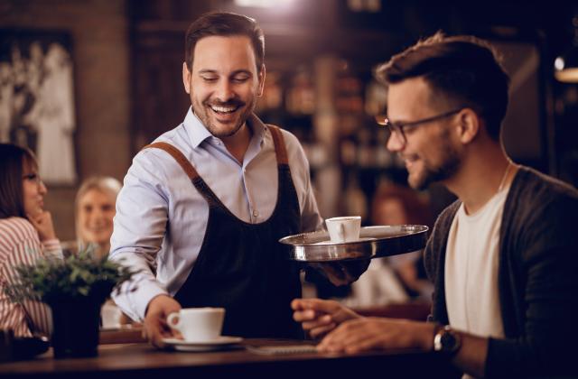 В България и други страни, оставянето на допълнителни пари към