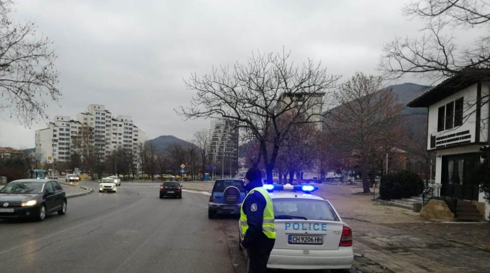 Екшън в Сливен: Шофьор не спря на стоп палка и опита да избяга от проверка (СНИМКИ)