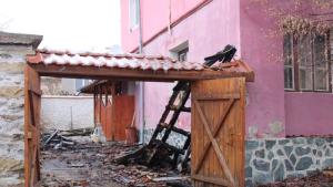 Пожар унищожи къща в село Смочево а двамата обитатели възрастно семейство