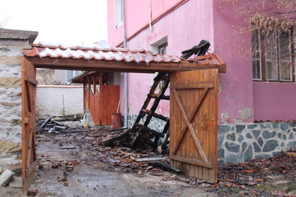Пожар унищожи къща в село Смочево, а двамата обитатели-възрастно семейство