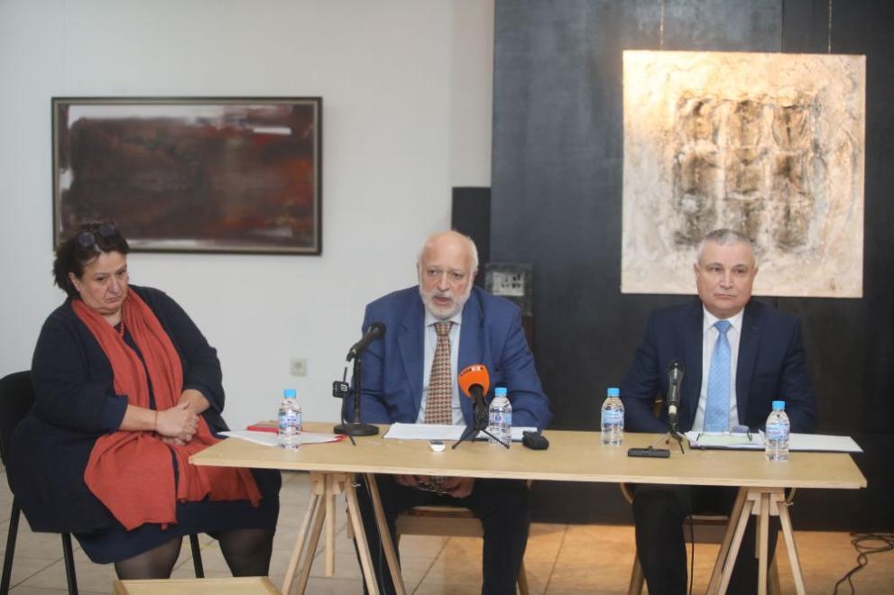  Служебният министър на културата проф. Велислав Минеков 