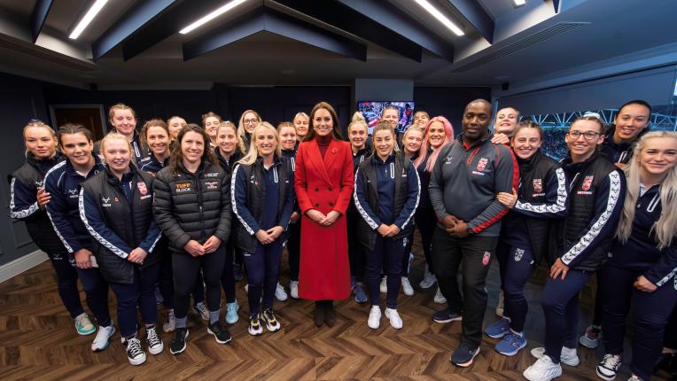  В алено под дъжда: принцесата на Уелс с монохромен тоалет 
