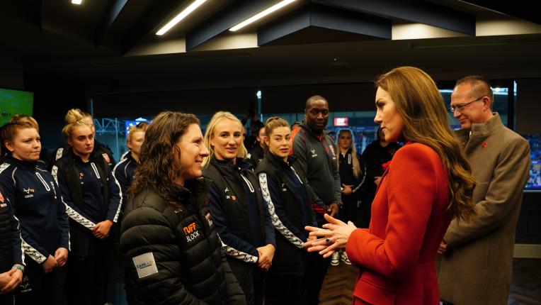  В алено под дъжда: принцесата на Уелс с монохромен тоалет 