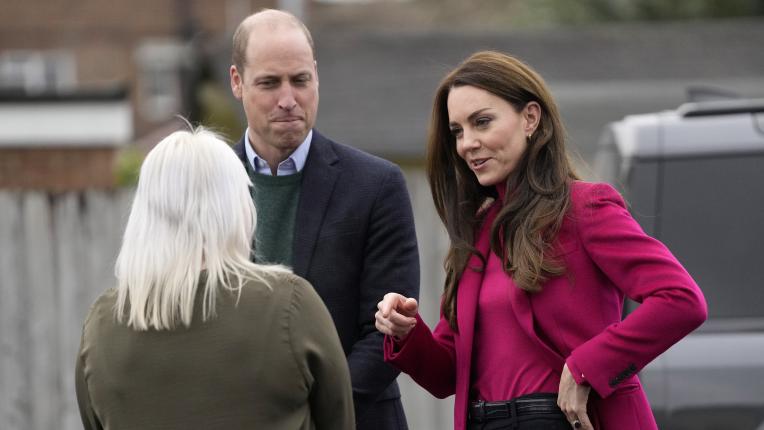  Кейт Мидълтън в комбиниране от цикламено и черно 