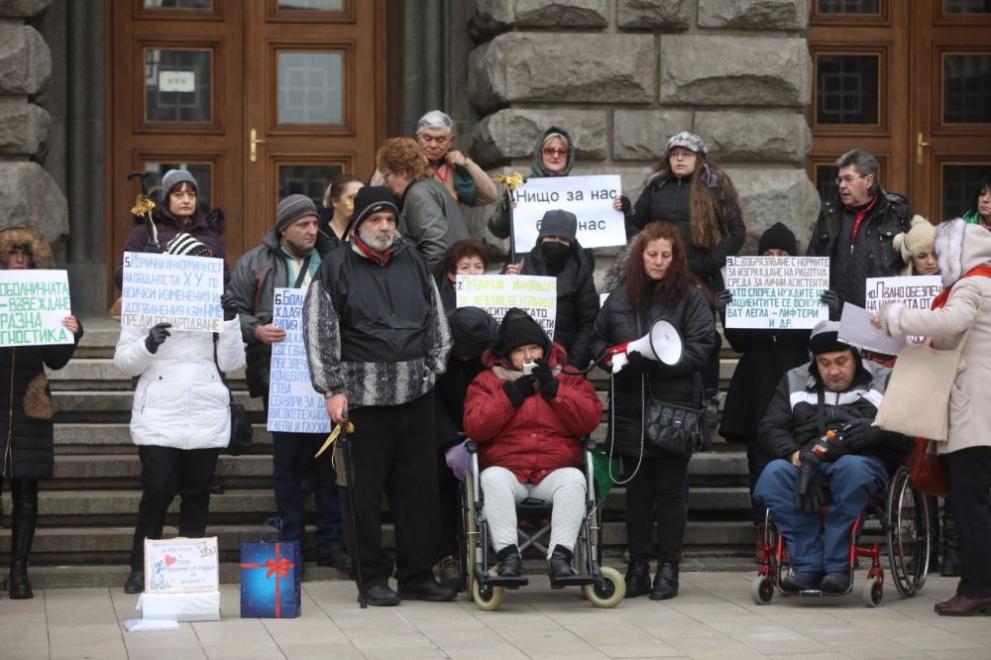 Хора с увреждания отново излязоха на протест пред Министерския съвет.