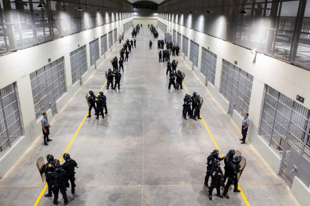 Президентът на Салвадор Наиб Букеле представи най-големия затвор в Америка,