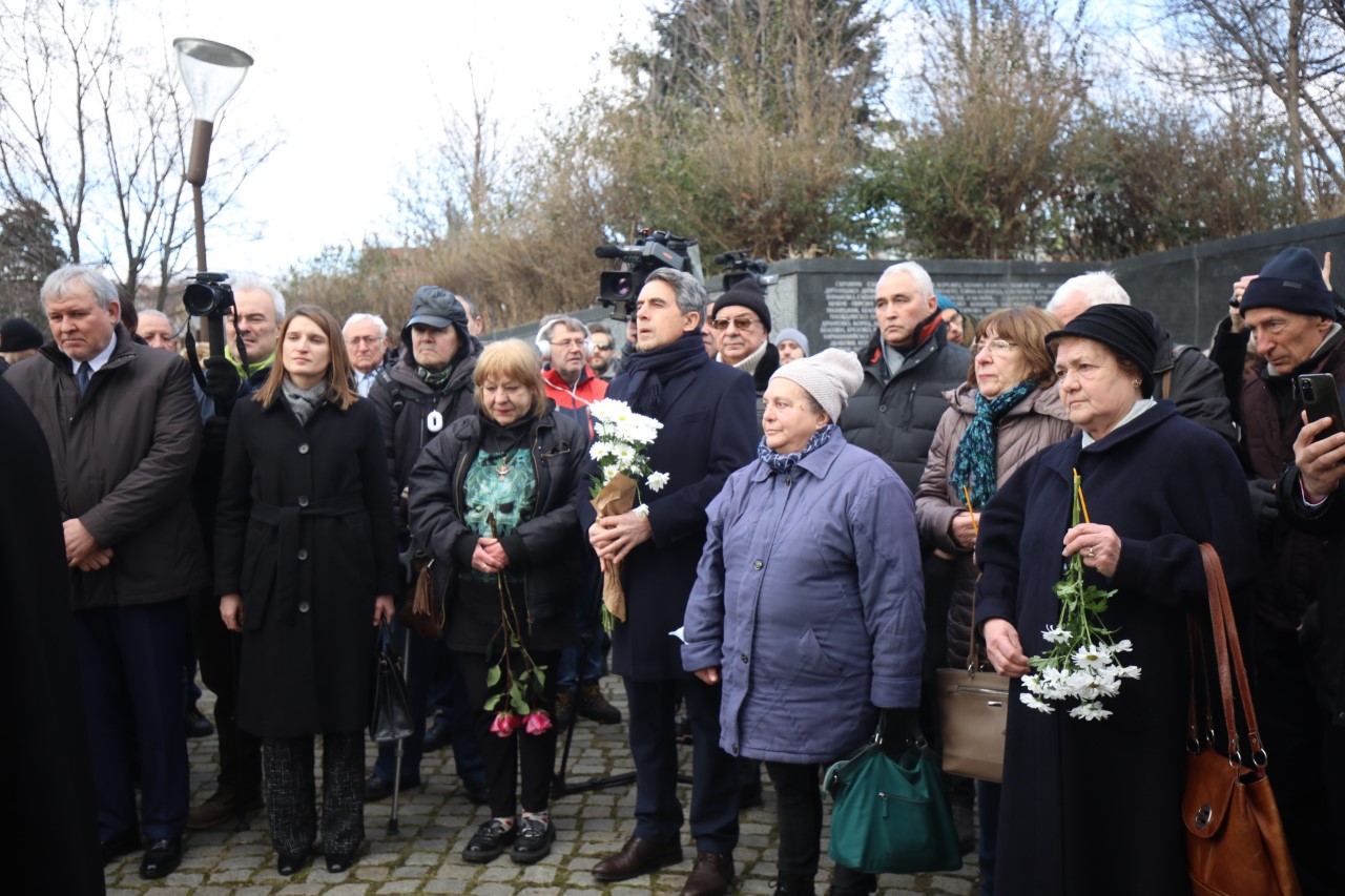 <p>В София десетки граждани и представители на политически формации по традиция се събраха пред параклиса и мемориалната стена до НДК, за да поднесат венци и цветя и да присъстват на молебен.</p>