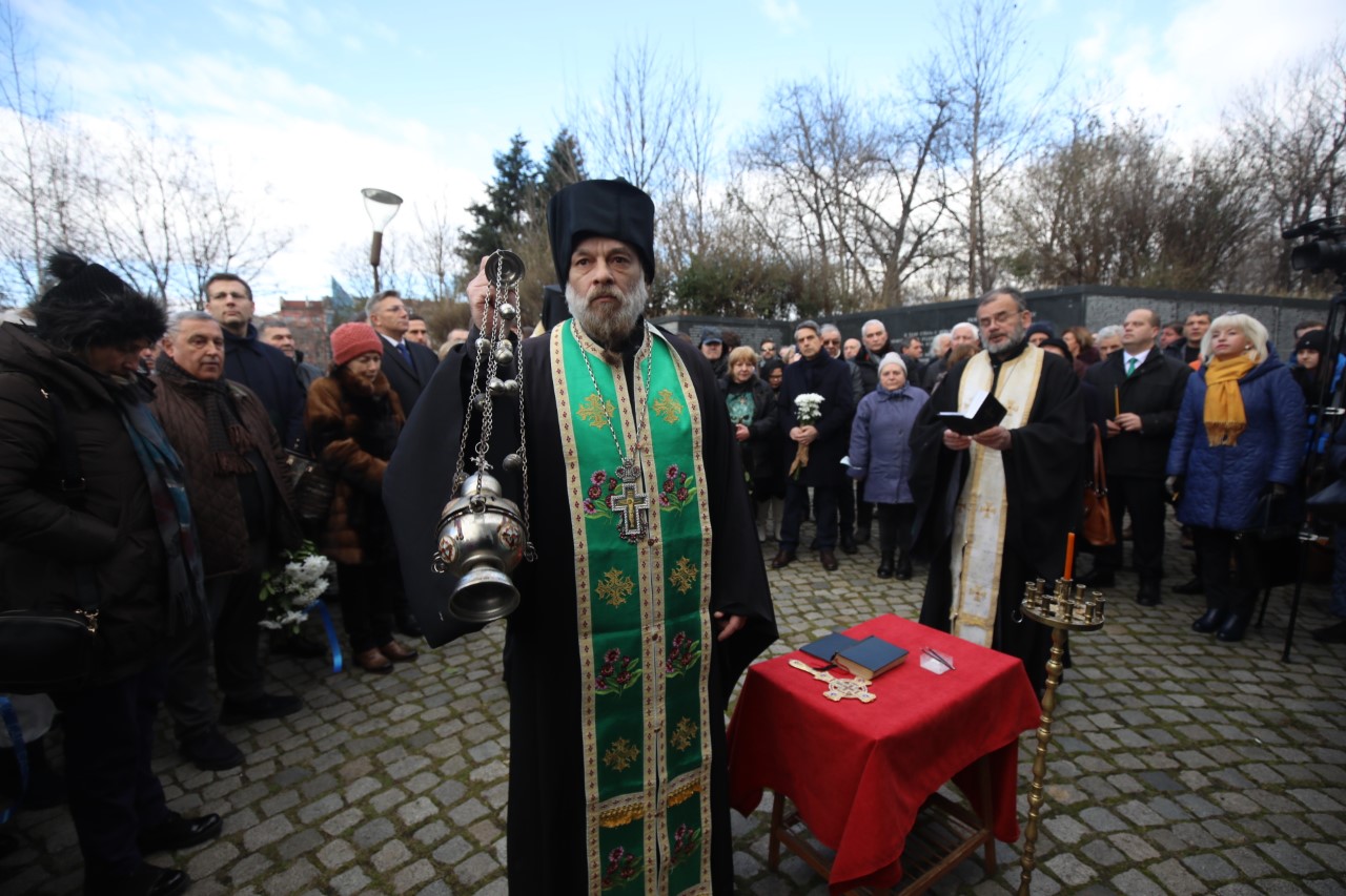 <p>В София десетки граждани и представители на политически формации по традиция се събраха пред параклиса и мемориалната стена до НДК, за да поднесат венци и цветя и да присъстват на молебен.</p>