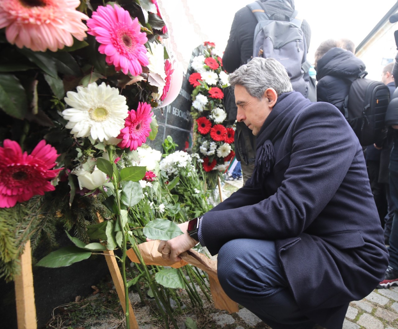 <p>В София десетки граждани и представители на политически формации по традиция се събраха пред параклиса и мемориалната стена до НДК, за да поднесат венци и цветя и да присъстват на молебен.</p>