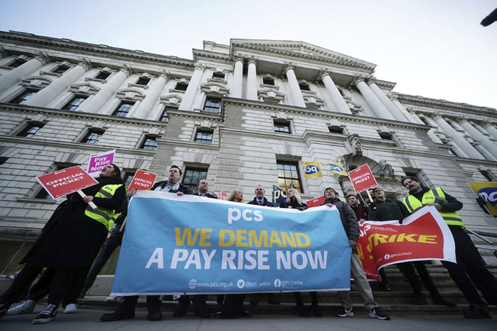 Във Великобритания започна най-голямата стачка на учители и държавни служители