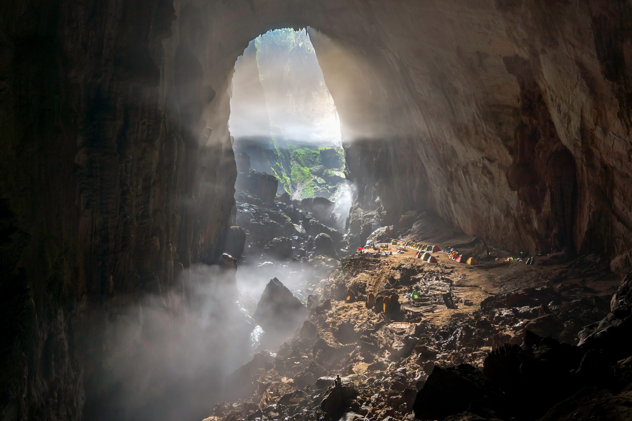 <p>Шондонг, Виетнам - това е една от най-големите естествени пещери в света. Смята се, че само около 30% от природния парк е проучен.</p>