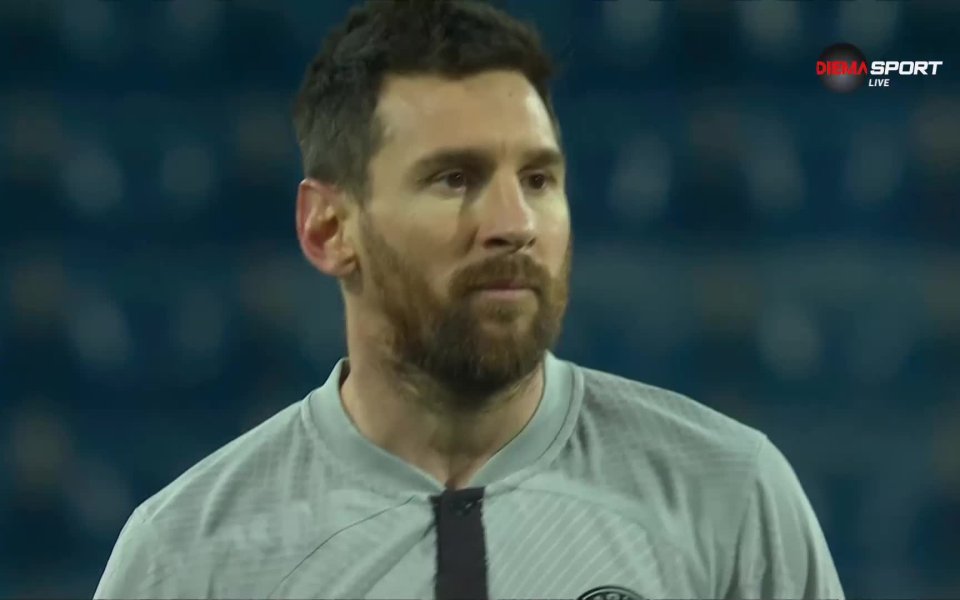 В 35-а минута Лионел Меси получи на добра позиция и