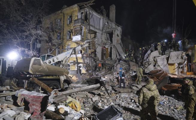 Ракета разруши жилищна сграда в Краматорск, има загинали