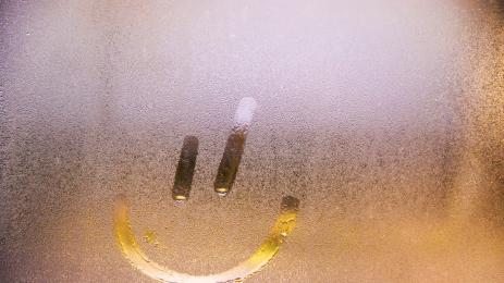 запотено огледало