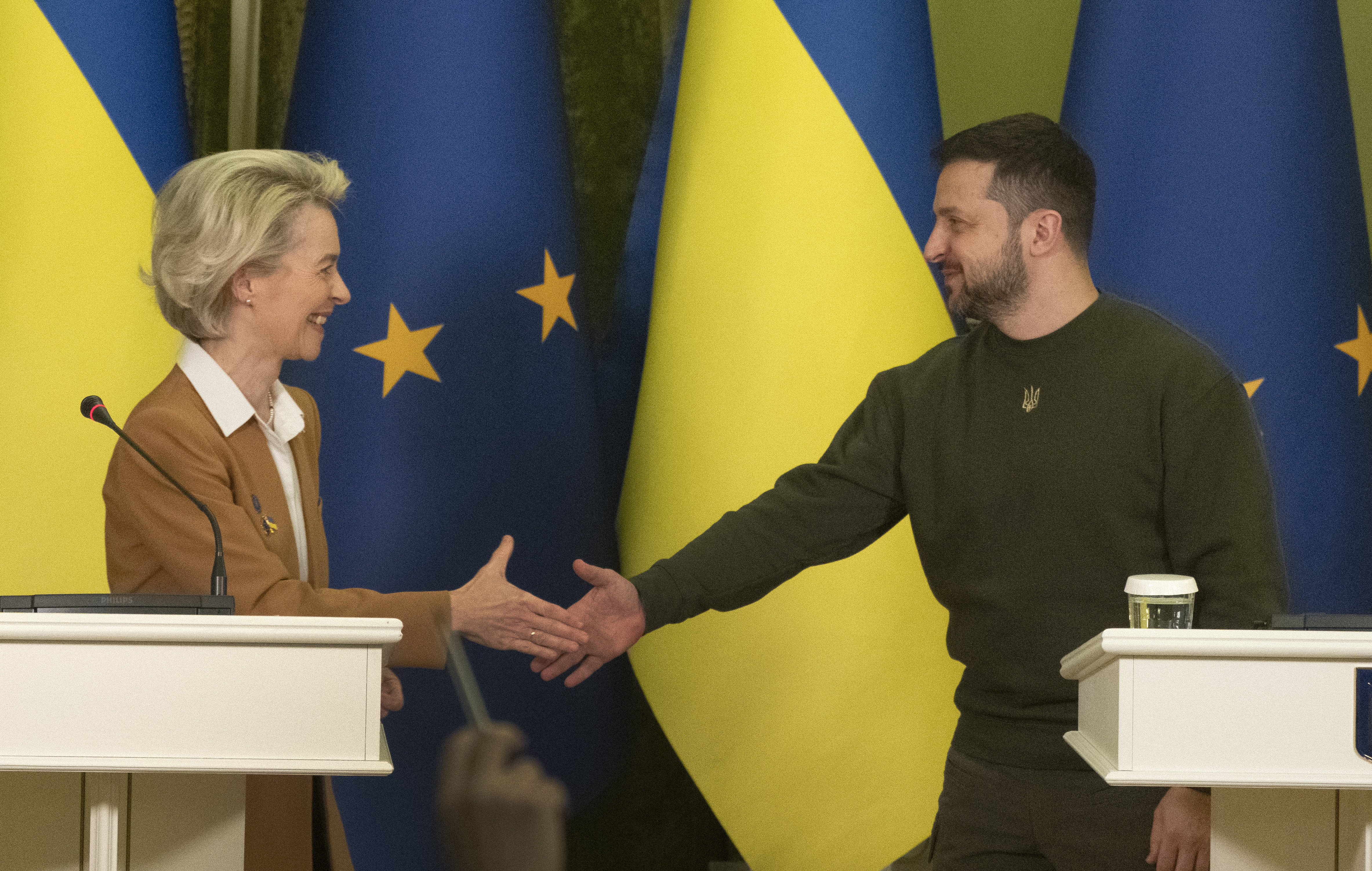 <p>Председателката на Европейската комисия Урсула фон дер Лайен съобщи, че тя и още 15 еврокомисари са в Киев днес, за да се срещнат с членове на украинското правителство, предаде ДПА. &quot;Ние сме тук заедно, за да покажем, че подкрепата на ЕС за Украйна продължава да е силна&quot;, написа Фон дер Лайен в &quot;Туитър&quot;.</p>