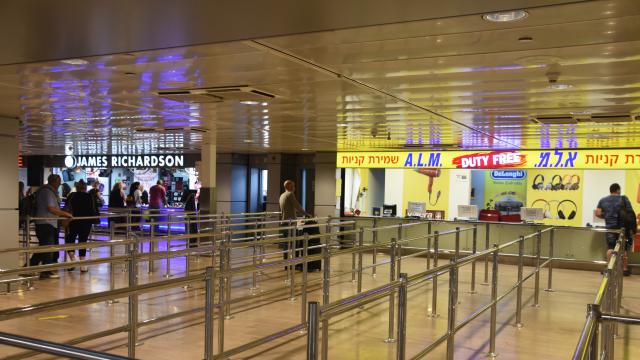 Двойка изостави бебето си на регистрацията на израелско летище (ВИДЕО)