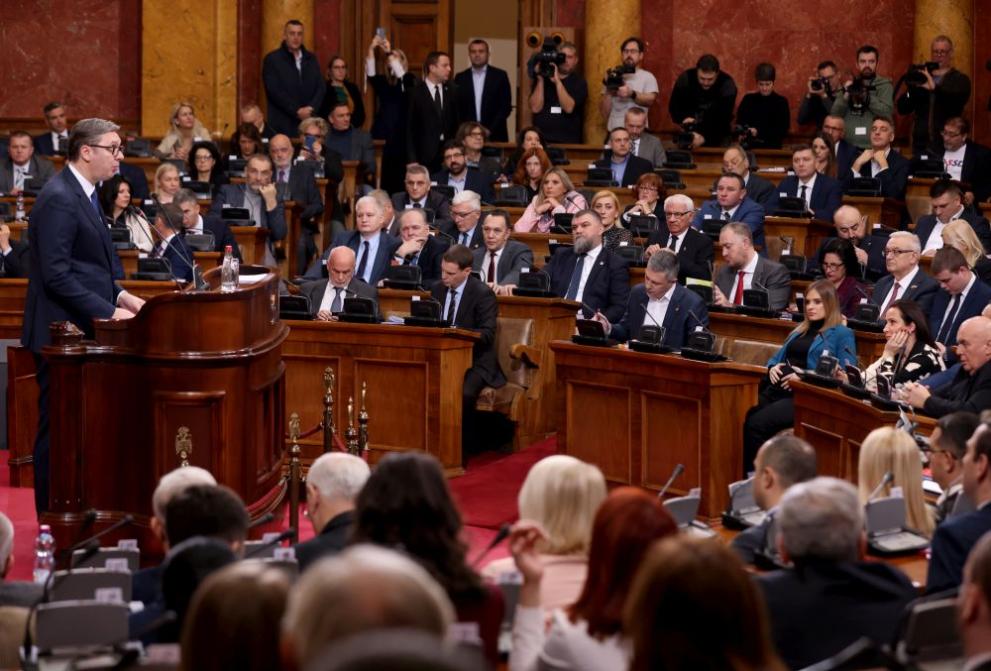 Хаос настана в сръбския парламент в четвъртък следобед, когато привърженици