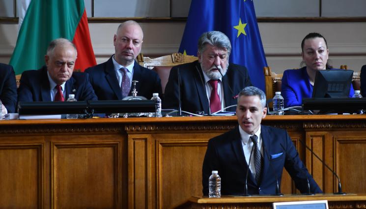 Андрей Гюров - Доайенът в парламента се изпусна на изпроводяк: Кой ми с*а в гащите