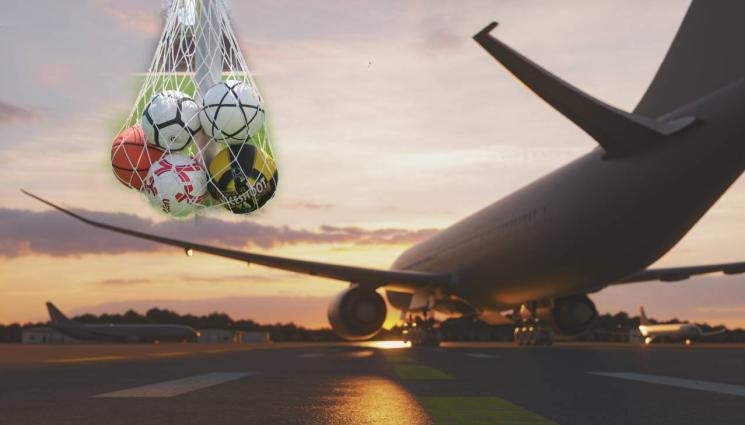 самолет топки - Футболни топки приземиха аварийно самолет с играчи на борда