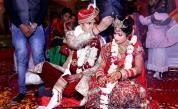 В Индия арестуваха над 1800 мъже за бракове с непълнолетни момичета