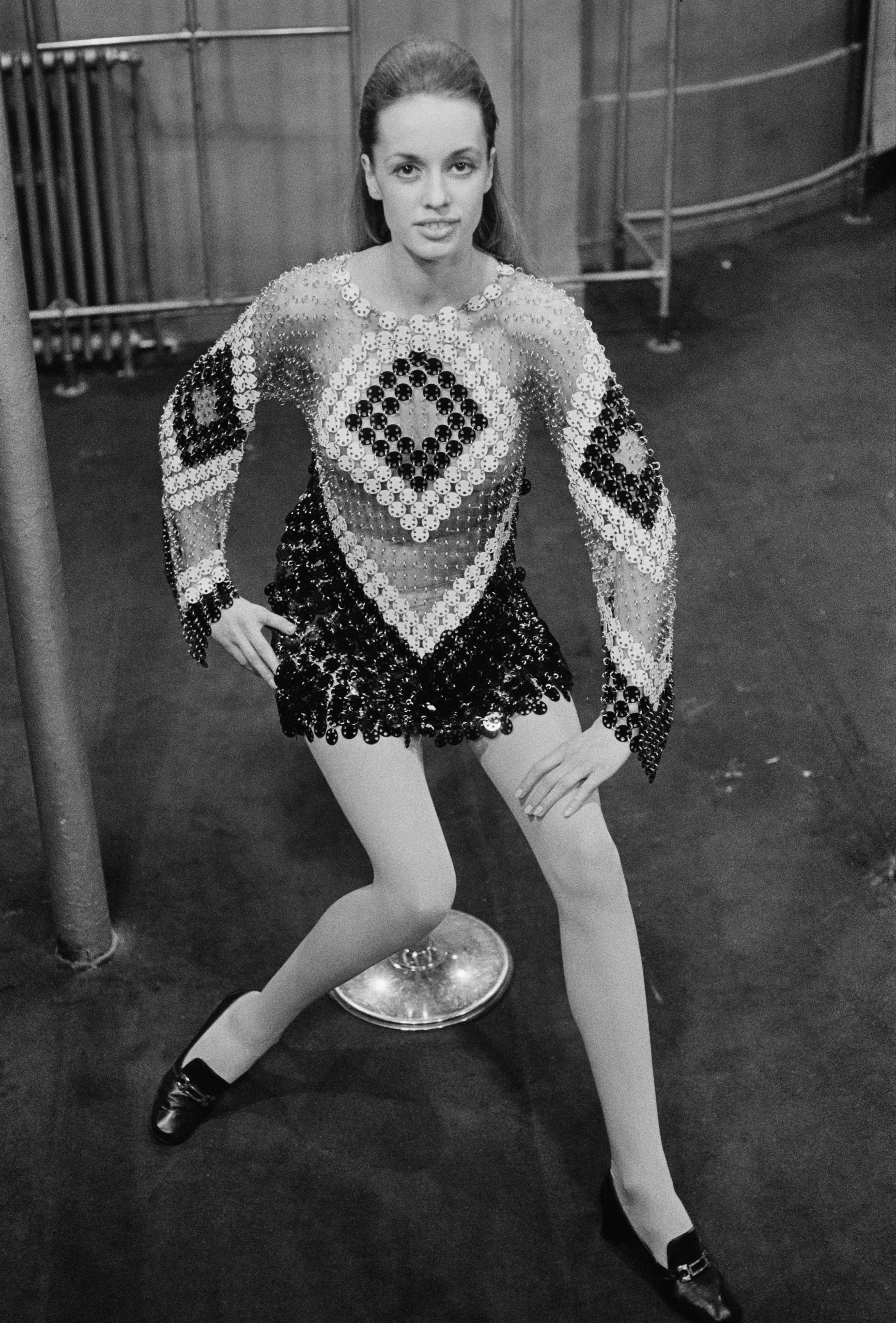 <p>Вечерна рокля, изработена от стотици черни и бели пластмасови дискове, 1969 г.</p>