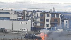 Кола се запали в локалното на Околовръстното шосе в София