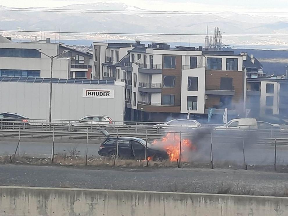 Кола се запали в локалното на Околовръстното шосе в София,