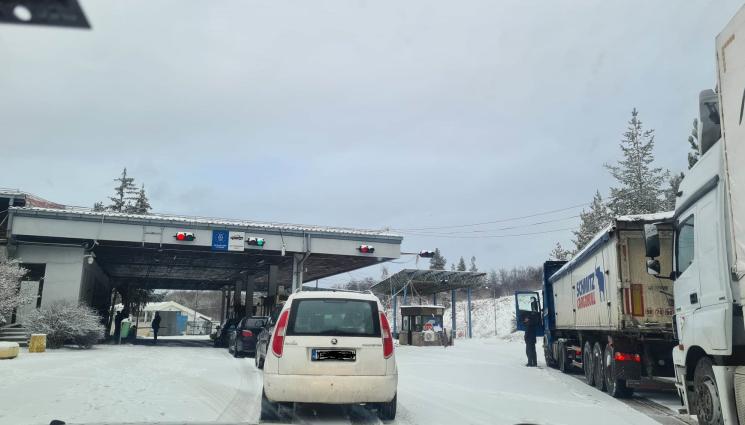 Македония - ПАДНА БЛОКАДАТА: Първи български коли пробиха в Македония