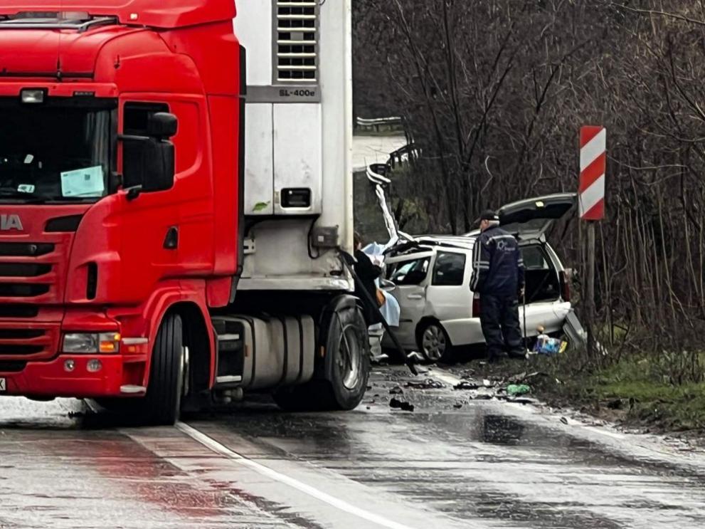 Един човек загина, а друг е ранен след тежка катастрофа