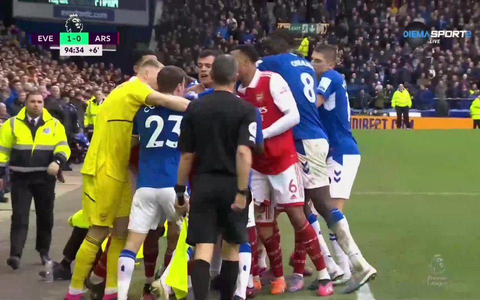 В края на мача Нил Мопе и Александър Зинченко се