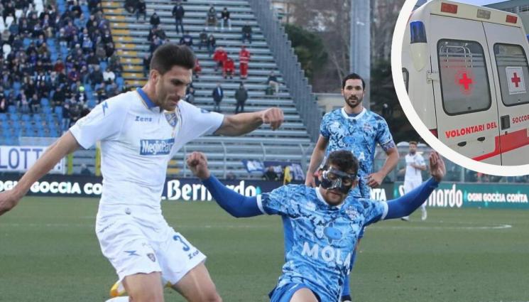 Италия футбол - Фен колабира на мач в Италия, заключена врата на стадиона блокира линейката