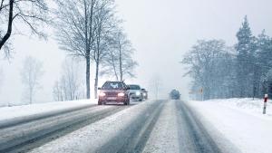 Близо 780 машини почистват пътните настилки в районите със снеговалеж