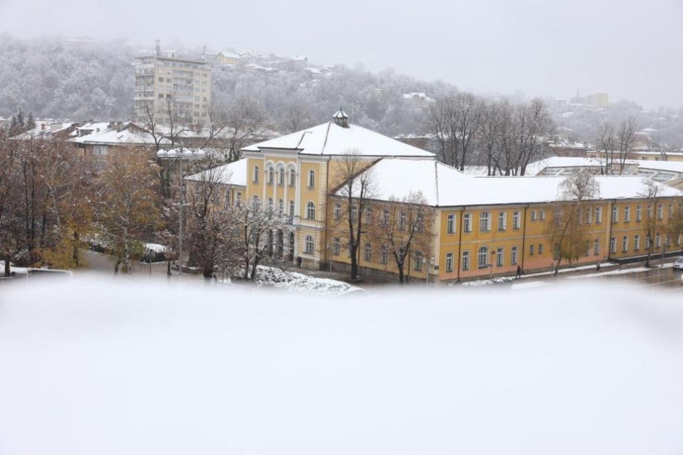 Снежната покривка в Габрово е 15-20 см. Пътищата в града,