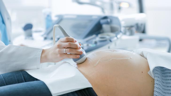 Диагноза: Ниски нива на околоплодна течност. Опасно ли е за бебето?