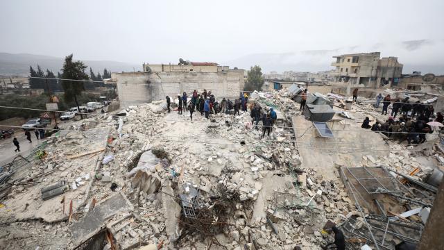 Опустошителното земетресение в Турция взе жертви в две държави и остави руини (СНИМКИ)