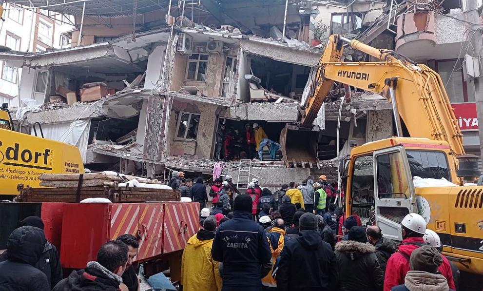 Седем часа след опустошителното земетресение, в Турция успяха да спасят