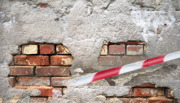 МАЗИЛКА - ОПАСНОСТИ ДЕБНАТ ОТВСЯКЪДЕ: Парче мазилка на сграда се стовари върху тротоар