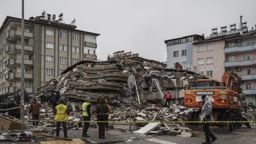 <p>След земетресенията: Расте броят на жертвите в Турция и Сирия</p>