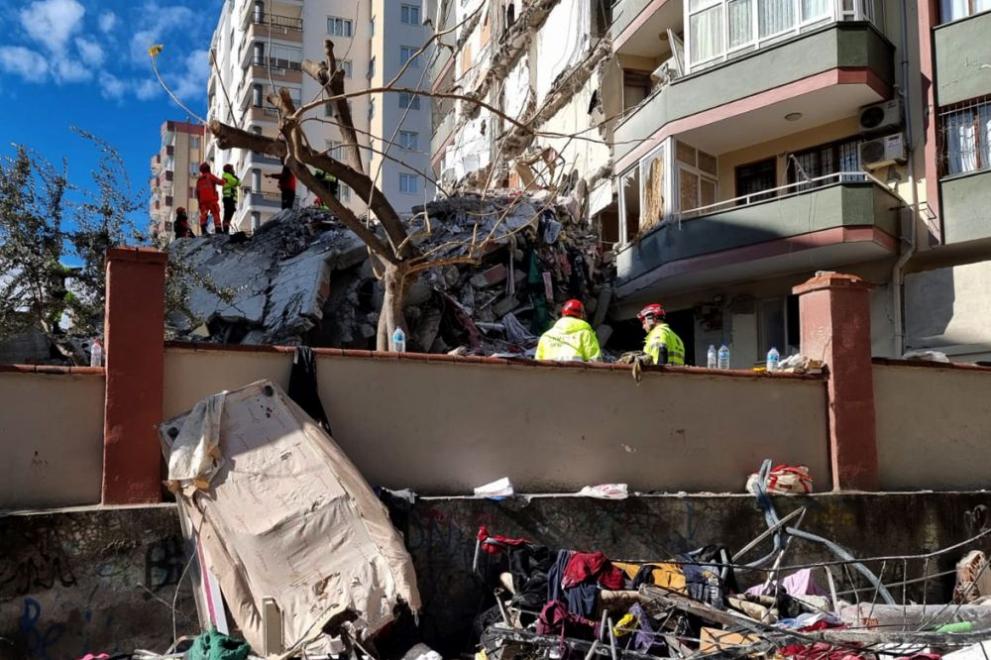 Българските спасители от Планинската спасителна служба издирват оцелели изпод отломките