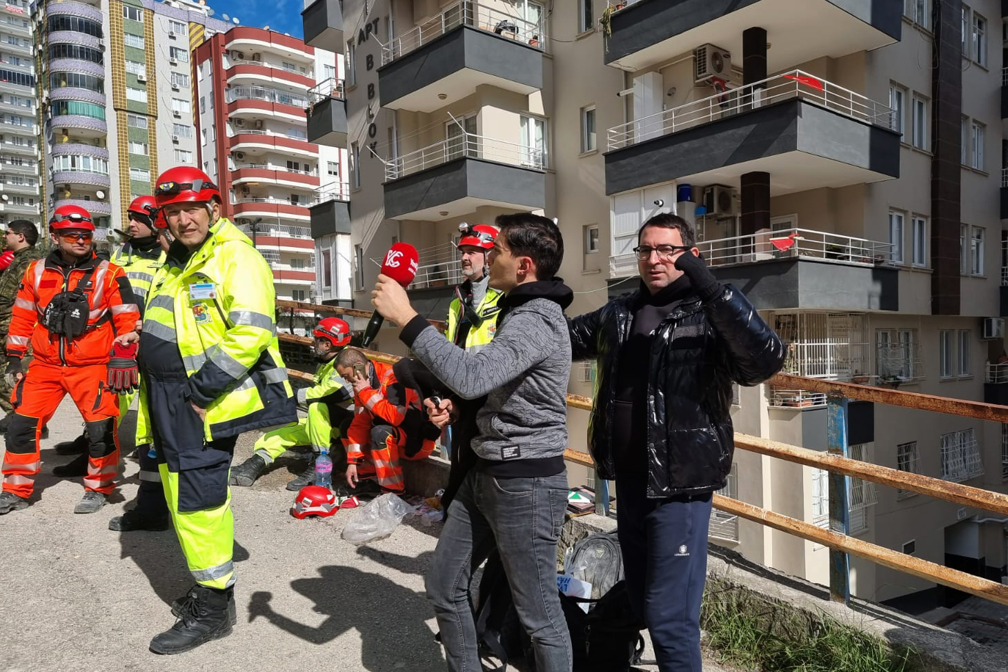 <p>Екипи на Дирекция аварийна помощ и превенция към Столична община и Планинска спасителна служба от България участват в спасителната операция в град Адана след земетресенията в Турция.</p>