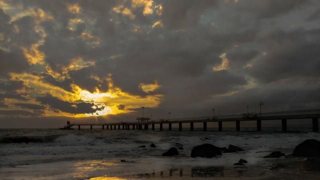 Фотографка подарява кадри от бургаски изгреви на самотни и възрастни хора