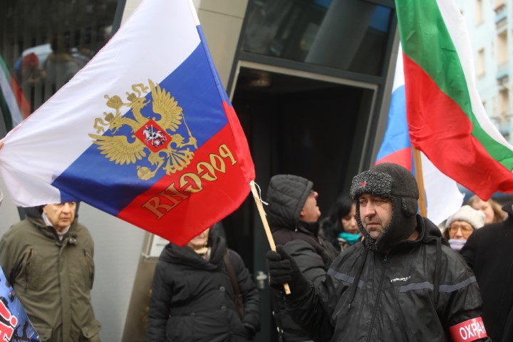<p>Протест срещу спирането на руските телевизии пред ЕП в София</p>