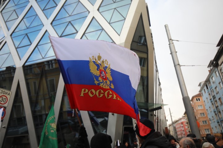 <p>Протест срещу спирането на руските телевизии пред ЕП в София</p>